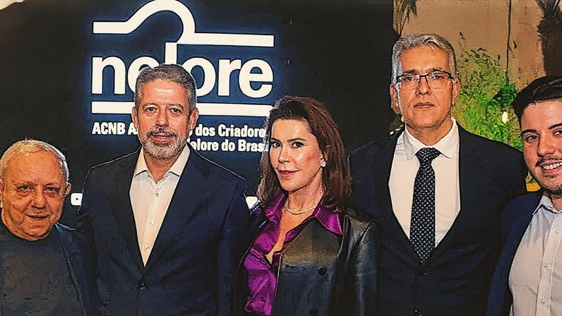 Arthur Lira e o filho, Álvaro (no canto a direita), durante jantar de posse da nova diretoria da Associação dos Criadores de Nelore do Brasil (ACNB) (Foto: @neloreoficial via Instagram)