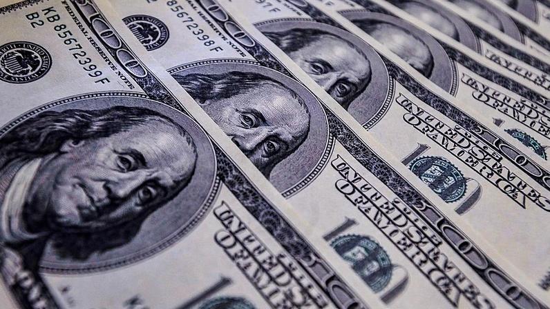 Dólar e Ibovespa flutuam em dia marcado por baixa liquidez e incertezas econômicas