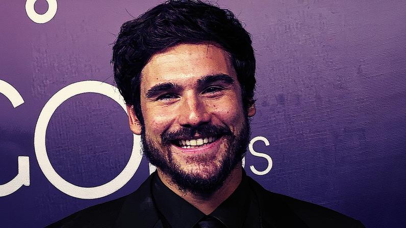 Nicolas Prattes grava filme baseado em história real em turnê pela América do Sul e EUA