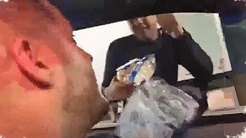 Influenciador é assaltado durante live na Avenida Brasil por falsos ambulantes Renato Azevedo fazia transmissão ao vivo em suas redes sociais quando teve o aparelho furtado (Foto: Reprodução)