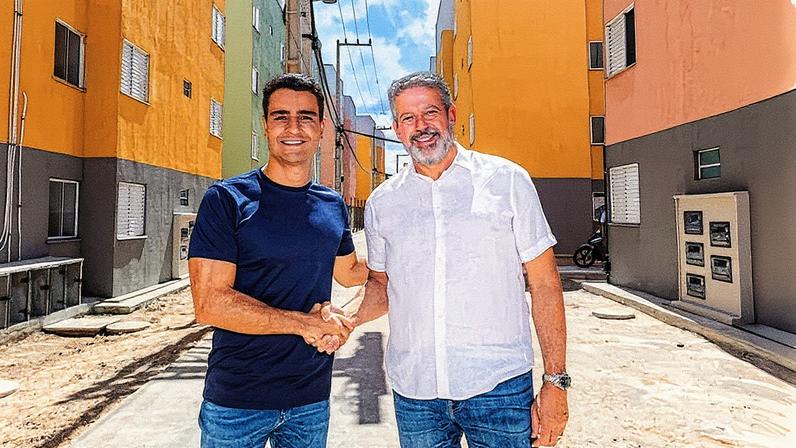 Prefeito de Maceió reafirma permanência no cargo e gera insatisfação em Lira Prefeito de Maceió, JHC (PL), ao lado do então presidente da Câmara dos Deputados, Arthur Lira (PP-AL), na capital alagoana (Foto: Reprodução/Redes sociais)