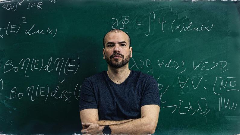 Matemático Artur Avila destaca a importância da imaginação na matemática
