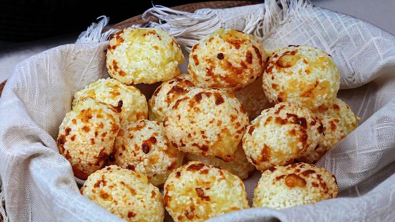 Pão de queijo crocante com tapioca granulada promete textura irresistível Pão de queijo crocante com tapioca granulada promete textura irresistível