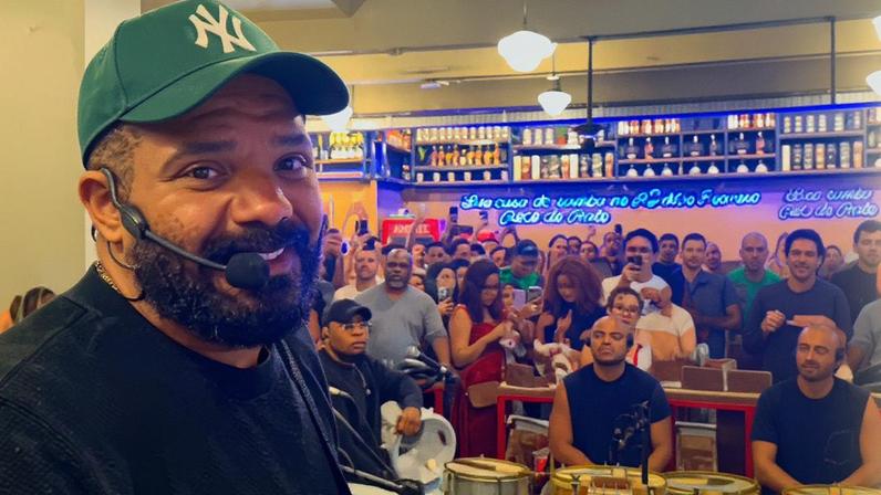 Arlindinho faz tributo emocionante ao pai em show após o velório