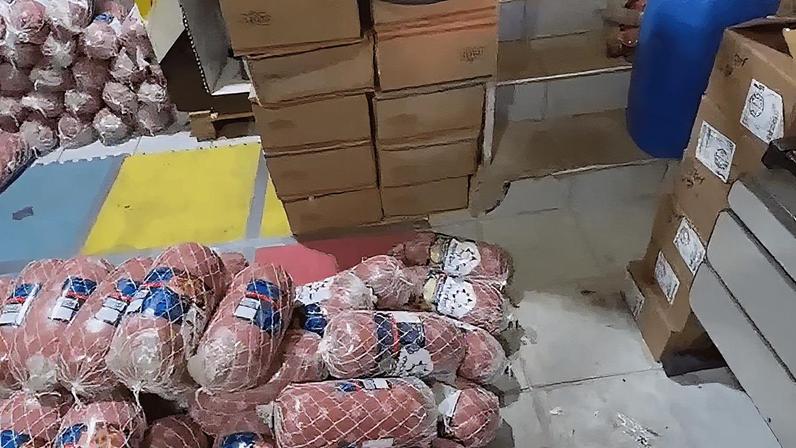 Sete toneladas de alimentos vencidos são encontradas com validade fraudada em Limeira Sete toneladas de alimentos vencidos são encontradas com validade fraudada em Limeira