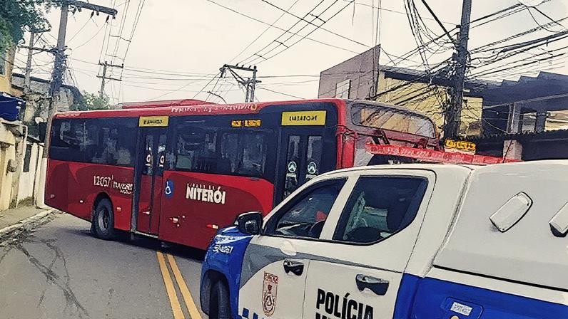 Bandidos sequestraram ônibus e interditaram a Avenida João Brasil e a Rua Doutor March (Foto: Reprodução)