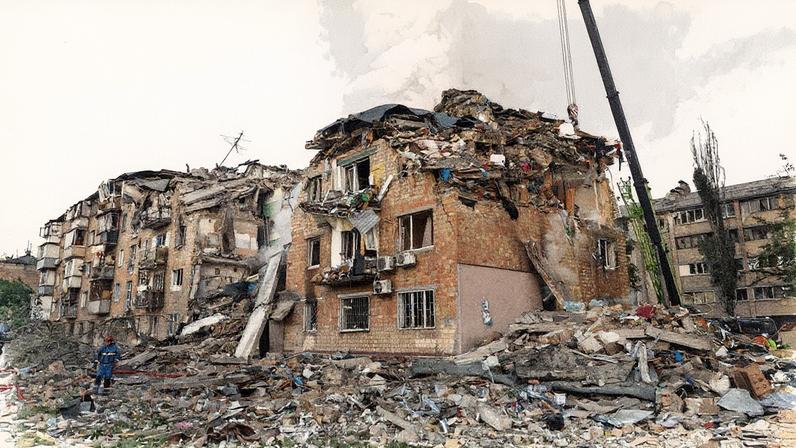 Rússia realiza ataque com mísseis em Kiev, deixando 3 mortos e 12 feridos Edifício atingido por um ataque russo com mísseis e drones, em meio à ofensiva da Rússia contra a Ucrânia, em Kyiv, Ucrânia. (Foto: REUTERS/Valentyn Ogirenko)