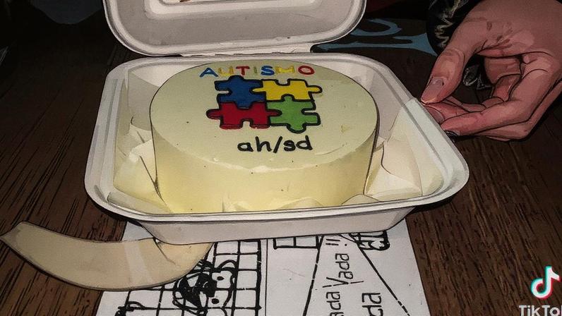 Vídeos de 'chá de revelação de autismo' desvalorizam a condição e geram polêmica Bolo usado em um dos vídeos de "chá revelação de autismo" nas redes sociais (Foto: Reprodução/Redes sociais)