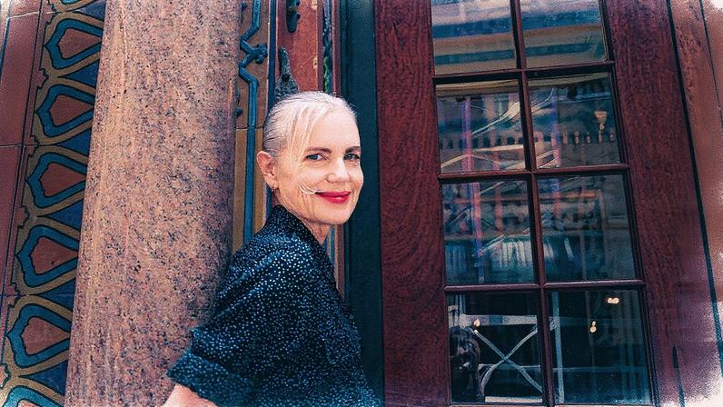 Por algum motivo, em termos de energia criativa, me sinto mais viva agora do que nunca, diz a atriz Elizabeth McGovern — Foto: Kristina Dittmar/The New York Times/25-7-2025