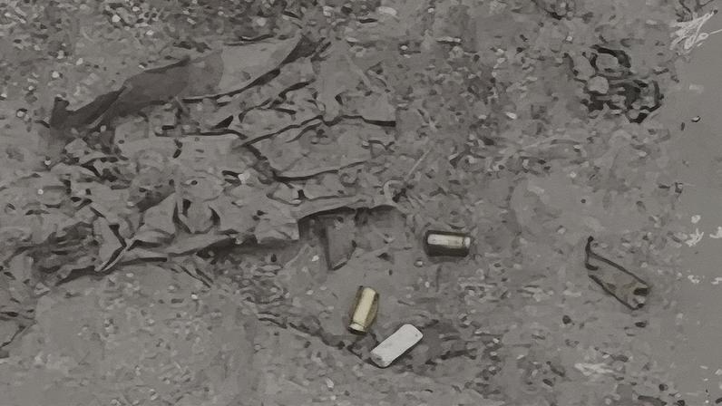 Projéteis encontrados no local onde a criança foi atingida (Foto: Reprodução/TV Globo)