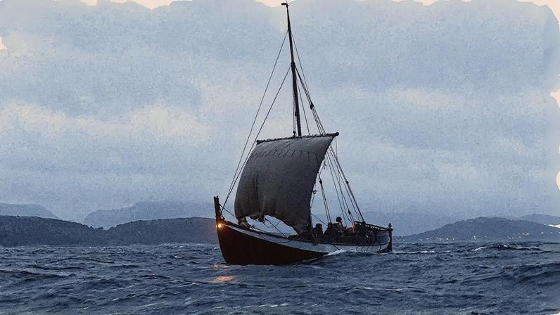 O arqueólogo Greer Jarrett e sua equipe navegam em um fembøring, barco aberto no estilo viking, na costa oeste da Escandinávia, para estudar rotas nórdicas de mil anos atrás (Foto: Greer Kimsa Jarrett / The New York Times)