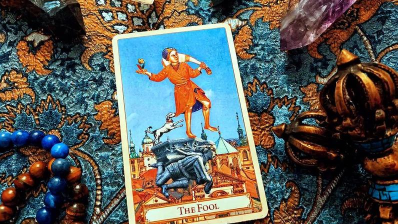 O simbolismo da carta o louco no tarô revela novos significados e interpretações O simbolismo da carta o louco no tarô revela novos significados e interpretações