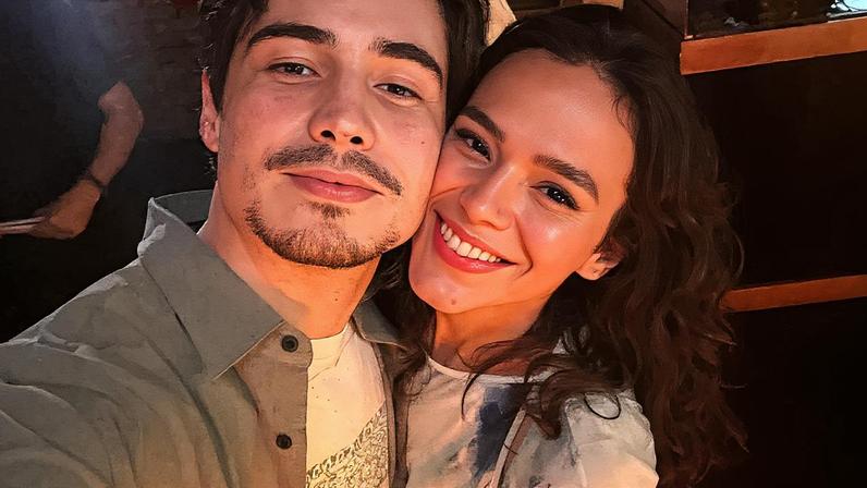 Bruna Marquezine é vista com novo namorado em evento badalado da cidade