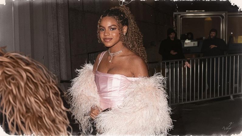 Filha idêntica a Beyoncé, Blue Ivy usa vestido rosa com penas no baile ...